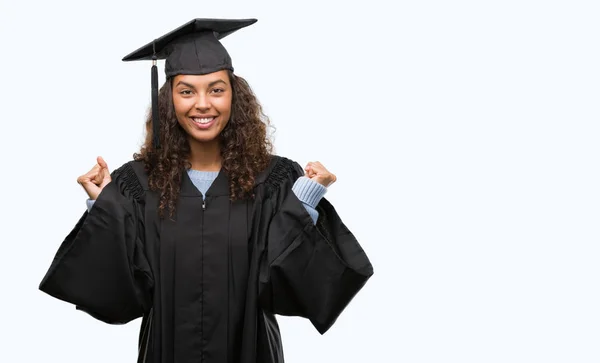Mujer Hispana Joven Vistiendo Uniforme Graduación Gritando Orgullosa Celebrando Victoria — Foto de Stock