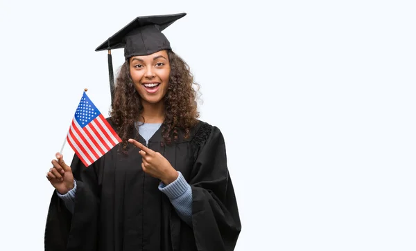 Mujer Hispana Joven Vistiendo Uniforme Graduación Sosteniendo Bandera Estados Unidos —  Fotos de Stock