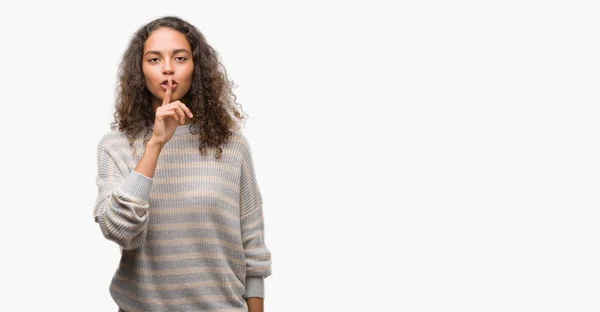 Bella Giovane Donna Ispanica Che Indossa Maglione Righe Chiedendo Essere — Foto Stock