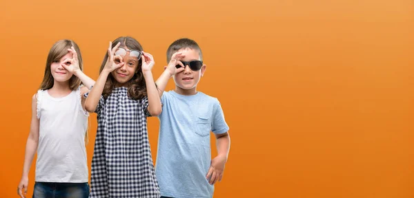 Grupo Niños Niñas Niños Sobre Fondo Naranja Con Cara Feliz —  Fotos de Stock