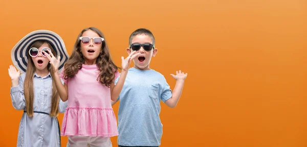 Grupo Meninos Meninas Crianças Sobre Fundo Laranja Muito Feliz Animado — Fotografia de Stock