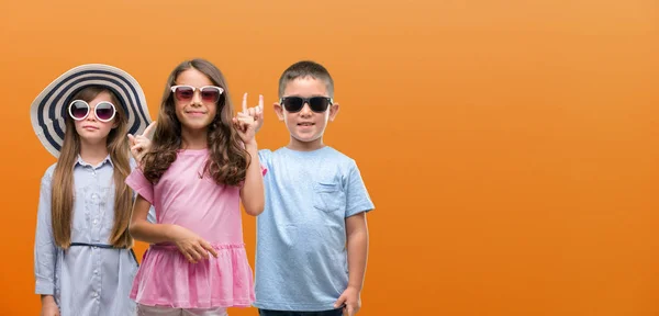 Pojke Och Flickor Grupp Barn Över Orange Bakgrund Överraskad Med — Stockfoto