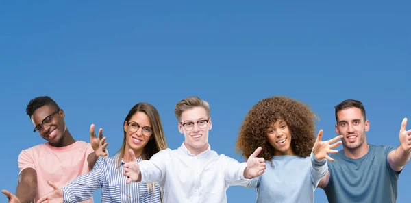 Composition Group Friends Blue Blackground Looking Camera Smiling Open Arms — Stock Photo, Image