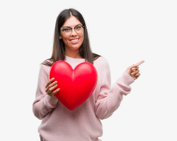 Mujer Hispana Joven Sosteniendo Corazón Amor Muy Feliz Señalando Con — Foto de Stock