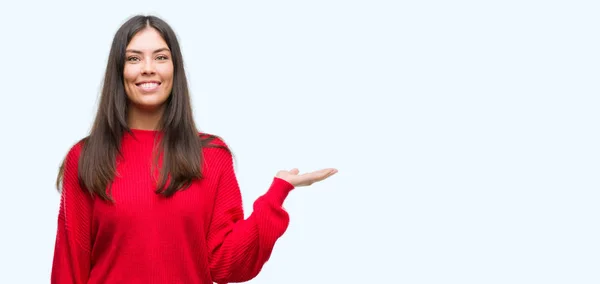 Joven Hermosa Hispana Vistiendo Suéter Rojo Sonriendo Alegre Presentando Señalando —  Fotos de Stock