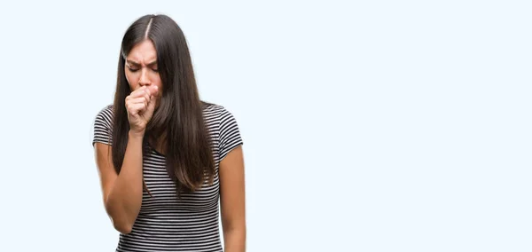 若い美しいヒスパニック系女性は体調不良や風邪や気管支炎の症状として咳を感じします ヘルスケアの概念 — ストック写真