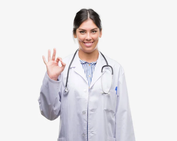 Jovem Hispânico Médico Mulher Fazendo Sinal Com Dedos Excelente Símbolo — Fotografia de Stock