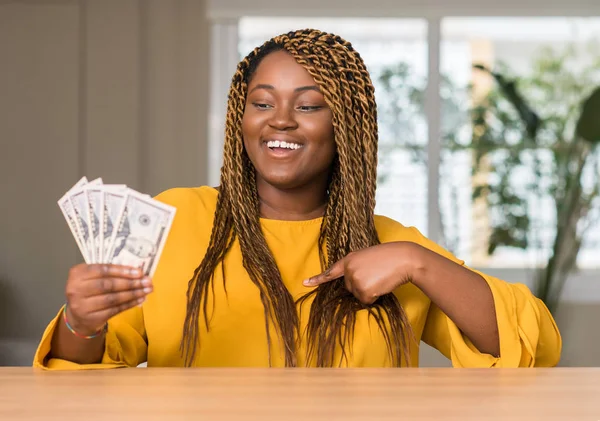 Африканская Американка Держит Доллары Неожиданным Лицом Указывающим Пальцем Себя — стоковое фото