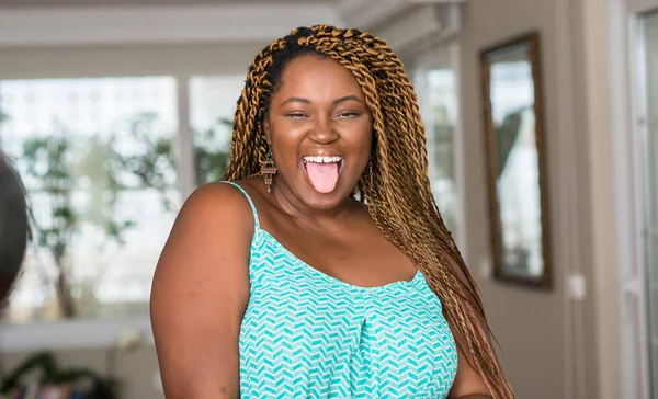 Afrikanisch Amerikanische Frau Hause Streckt Die Zunge Glücklich Mit Lustigem — Stockfoto