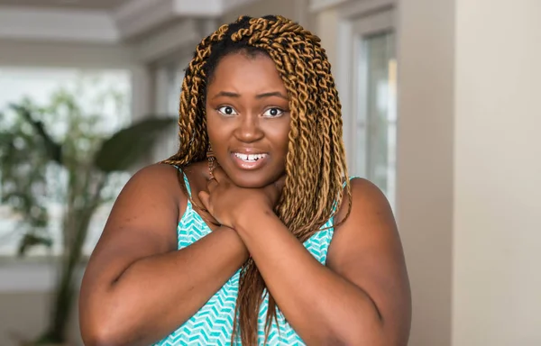 アフリカ系アメリカ人女性家で叫び 窒息のため痛みを伴う首を絞め 健康上の問題 窒息させると自殺の概念 — ストック写真