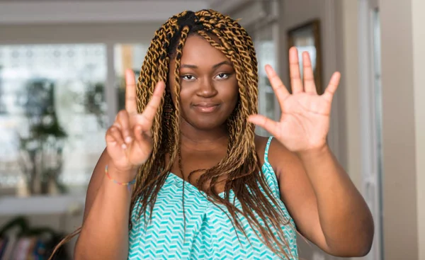 Afrikanisch Amerikanische Frau Hause Zeigt Und Zeigt Mit Finger Nummer — Stockfoto