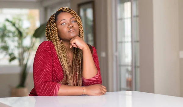 African American Kobieta Siedzi Domu Twarzy Poważne Myślenie Pytanie Bardzo — Zdjęcie stockowe