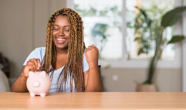 Mujer Afroamericana Ahorrando Dinero Con Alcancía Gritando Orgulloso Celebrando Victoria —  Fotos de Stock