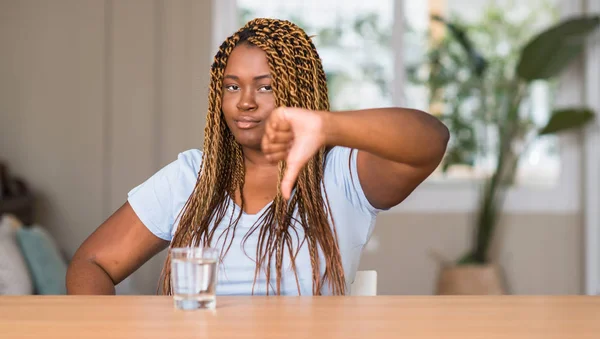 Mujer Afroamericana Bebiendo Agua Con Cara Enojada Signo Negativo Que — Foto de Stock