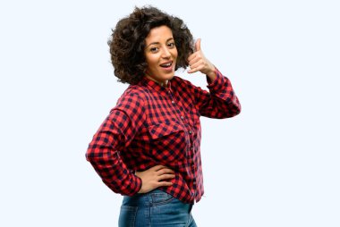 Güzel Arap kadın mutlu ve heyecanlı bana jest telefon gibi şeklinde el ile gösteren arama yapma