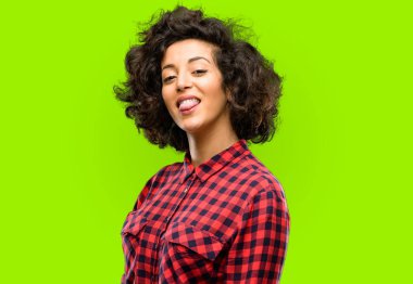 Güzel Arap kadın kamera işareti itaatsizlik, protesto ve saygısızlık dilini dışarı yapışmasını