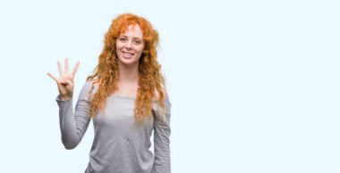 Gösterilen ve parmakları ile işaret genç Kızıl saçlı kadın kendinden emin ve mutlu gülümseyerek süre dört numara.