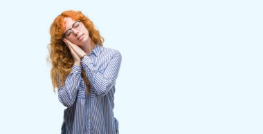 Yorgun hayal ve ile gülümseyen gözleri kapalı iken ellerle birlikte poz Uyuyan Genç redhead bussines kadın.