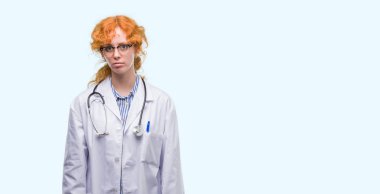 Depresif Doktor üniforması giyen genç Kızıl saçlı kadın ve sıkıntı, kızgın ve korkmuş ağlıyor için endişe. Üzgün ifade.