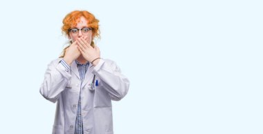 Doktor tek tip şok kapsayan ağız hata için elleriyle giyen genç Kızıl saçlı kadın. Gizli kavramı.