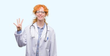 Genç redhead gösterilen ve parmakları ile işaret üniforma giyen doktor kadın kendinden emin ve mutlu gülümseyerek süre dört numara.