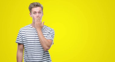 Hata, korku, sessizlik içinde gizli kavramı korkmuş ifade için utanç ile çizgili denizci t-shirt kapak ağız el ile giyen genç yakışıklı sarışın adam şok