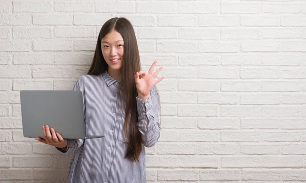 Joven Mujer China Sobre Pared Ladrillo Usando Ordenador Portátil Haciendo —  Fotos de Stock