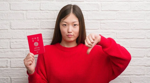 Νεαρή Κινέζα Πάνω Τούβλο Τοίχο Εκμετάλλευση Διαβατήριο Της Ιαπωνίας Θυμωμένο — Φωτογραφία Αρχείου