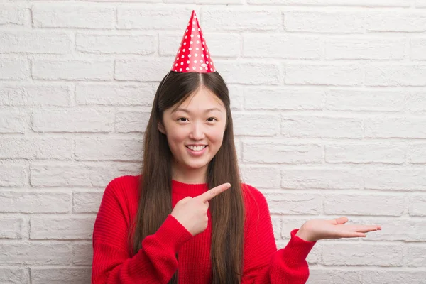 Jovem Chinesa Sobre Parede Tijolo Usando Chapéu Aniversário Muito Feliz — Fotografia de Stock