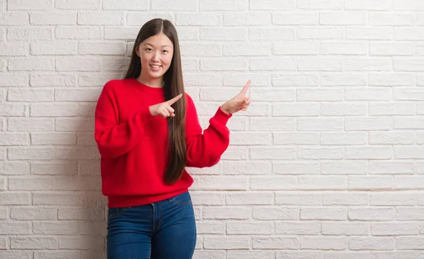 Jonge Chinese Vrouw Bakstenen Muur Glimlachen Kijken Naar Camera Met — Stockfoto