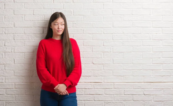 Jonge Chinese Vrouw Bakstenen Muur Glimlachend Uitziende Kant Staren Weg — Stockfoto