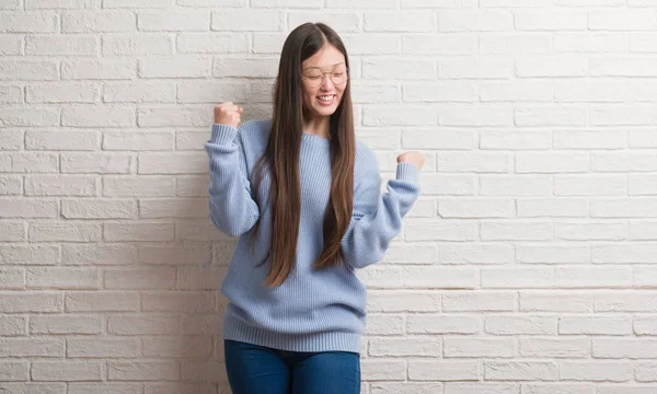 Young Chinise Vrouw Witte Bakstenen Muur Zeer Blij Opgewonden Doet — Stockfoto