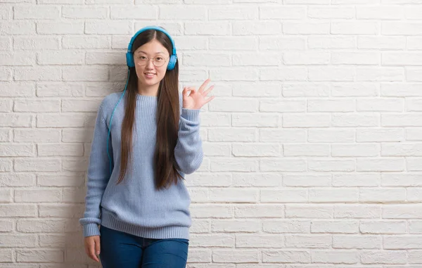 Genç Çinli Kadın Parmakları Mükemmel Sembolü Olan Işareti Yapıyor Kulaklık — Stok fotoğraf