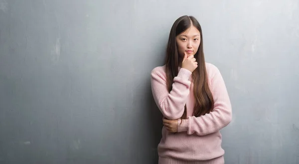 Jonge Chinese Vrouw Grijs Muur Zoek Vertrouwen Camera Met Glimlach — Stockfoto