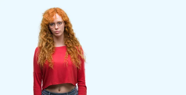 Jeune Rousse Femme Portant Des Lunettes Avec Une Expression Confiante — Photo