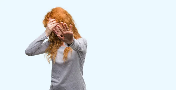 Junge Rothaarige Frau Die Die Augen Mit Den Händen Bedeckt — Stockfoto