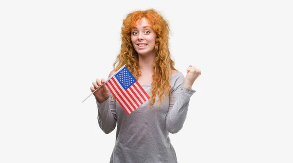 Joven Pelirroja Sosteniendo Bandera Estados Unidos América Gritando Orgullosa Celebrando —  Fotos de Stock