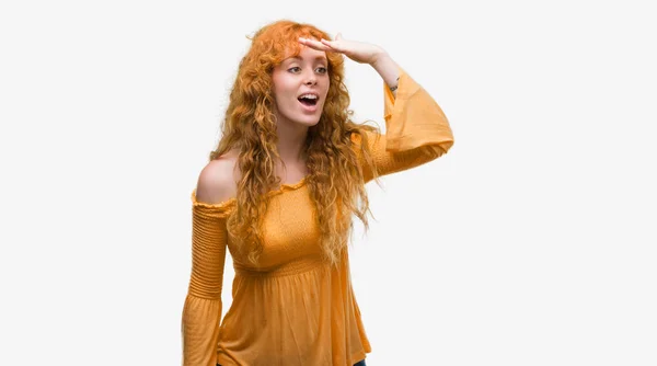 Mulher Ruiva Jovem Muito Feliz Sorrindo Olhando Para Longe Com — Fotografia de Stock