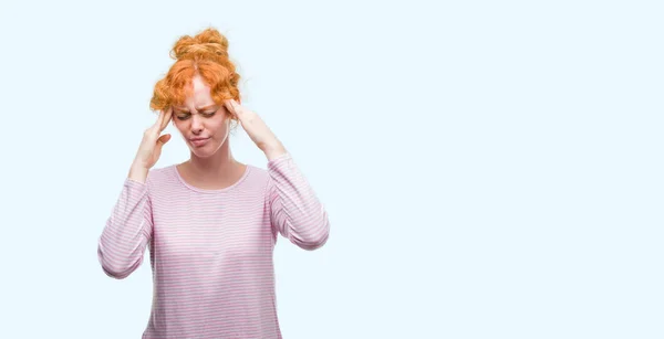 Jeune Femme Rousse Avec Main Sur Tête Pour Douleur Tête — Photo