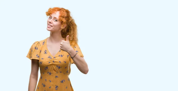 Jovem Ruiva Fazendo Polegares Felizes Até Gesto Com Mão Aprovando — Fotografia de Stock