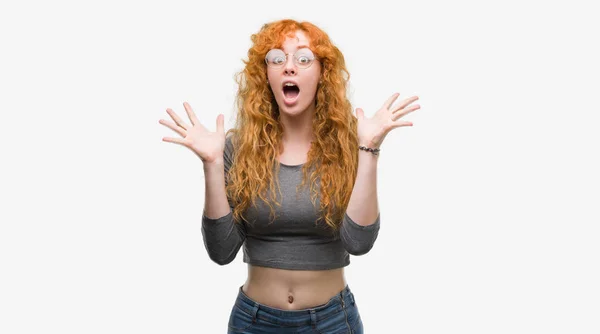 クレイジーと腕の成功のため驚かれる祝う若い赤毛の女性を調達し 叫んで目を開けて興奮します 勝者の概念 — ストック写真