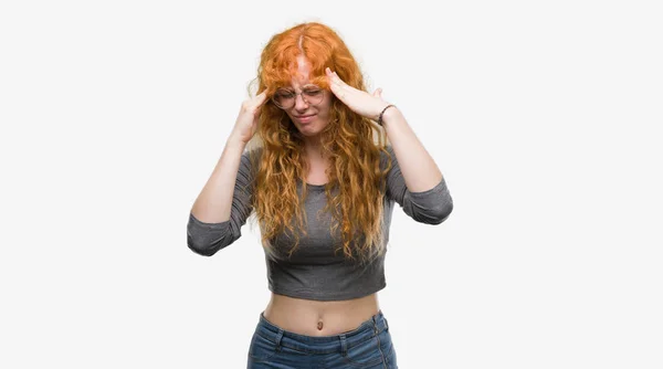 Genç Kızıl Saçlı Kadın Baş Baş Ağrısı Için Ile Çünkü — Stok fotoğraf