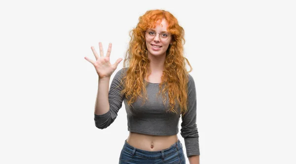 Молода Руда Жінка Показує Вказує Пальцями Номер Ять Посміхаючись Впевнено — стокове фото