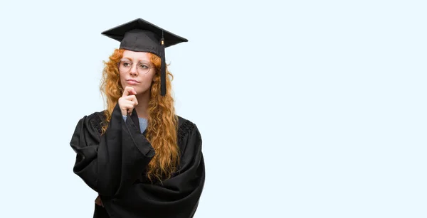 Giyen Genç Redhead Öğrenci Kadın Üniforma Ciddi Yüz Düşünme Hakkında — Stok fotoğraf