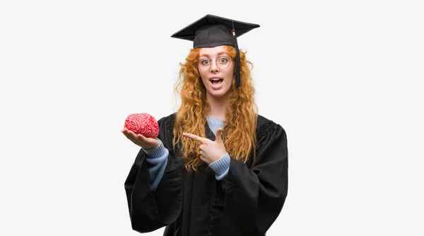 Giovane Rossa Studentessa Vestita Con Uniforme Graduata Che Tiene Cervello — Foto Stock