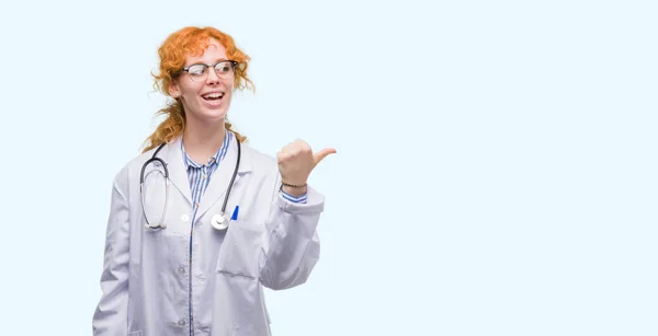 Junge Rothaarige Frau Doktoruniform Lächelt Mit Glücklichem Gesicht Und Zeigt — Stockfoto