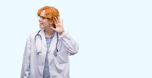 Giovane Donna Rossa Che Indossa Uniforme Del Medico Sorridente Con — Foto Stock