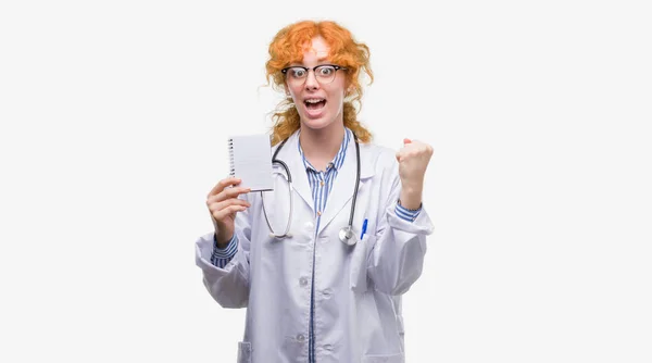 Νέοι Κοκκινομάλλα Γιατρός Γυναίκα Κρατώντας Κενό Σημειωματάριο Ουρλιάζοντας Περήφανος Και — Φωτογραφία Αρχείου