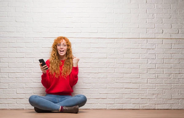 Junge Rothaarige Frau Sitzt Über Ziegelmauer Und Telefoniert Schreit Stolz — Stockfoto