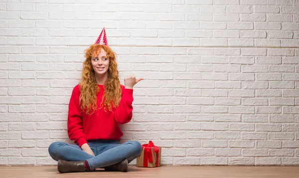 Jonge Roodharige Vrouw Zitten Bakstenen Muur Met Verjaardag Hoed Aan — Stockfoto